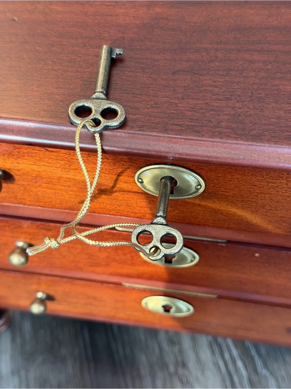 Global Views Inc Wood Jewelry Box Chest Lockable 3 Drawer w/ 2 Keys Brown